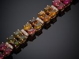 un gros plan d'un bracelet multicolore posé sur une surface noire