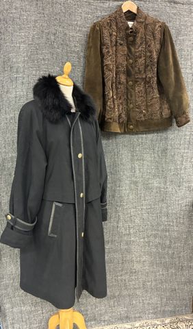 JEAN LOUIS SCHERRER – Manteau long noir imperméable, col en fourr...