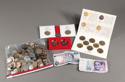 beaucoup de pièces et un billet sur la table