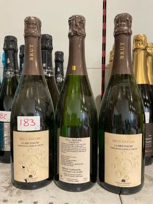plusieurs bouteilles de vin sont alignées sur un comptoir