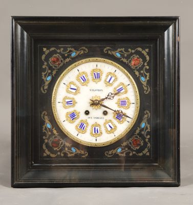 une horloge posée dans un cadre noir