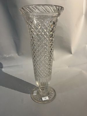 un vase en verre posé sur une table