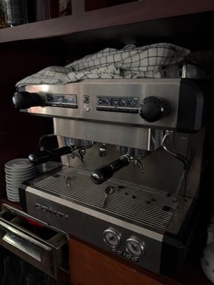 une photo d'une machine à café posée sur un plan de travail de cuisine