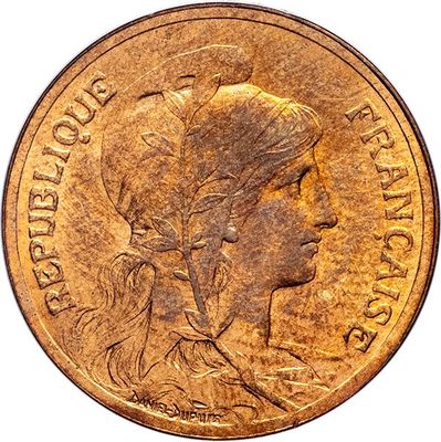 gros plan d'une pièce de monnaie sur laquelle figure une tête de femme