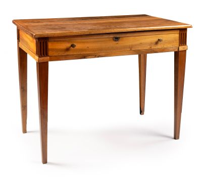 une vieille table en bois avec un tiroir en dessous sur fond blanc
