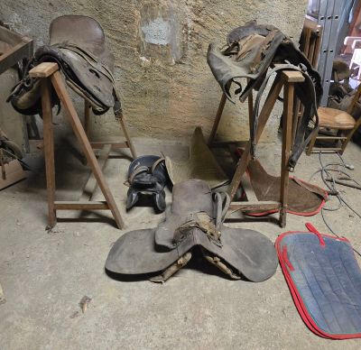 de nombreuses paires de chaussures qui traînent par terre