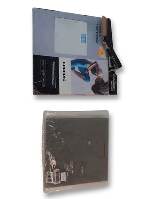 une photo d'un portefeuille et d'un porte-cartes sur fond blanc
