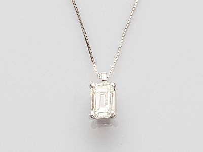 un pendentif composé d'un diamant taille émeraude monté sur une chaîne