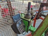 une machine qui se trouve devant une clôture