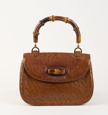 un sac à main en cuir d'autruche marron avec des anses en bambou