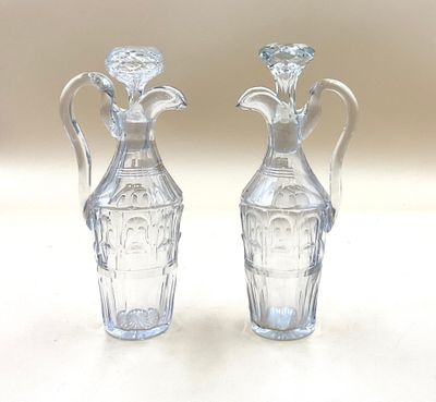 deux vases en verre posés sur une surface blanche