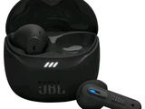 Les Airbuds de JBL se trouvent dans leur boîtier avec la télécommande