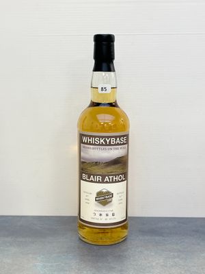 l'image d'une bouteille de whisky posée sur une table
