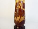 un vase orné d'un motif, posé sur un socle