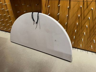 une étagère blanche sur laquelle sont plantés tout un tas de clous