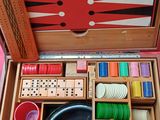 une boîte en bois contenant de nombreux objets divers