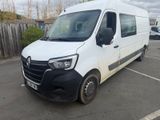 une camionnette blanche garée dans un parking