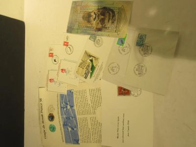une photo d'un réfrigérateur recouvert d'une multitude de timbres