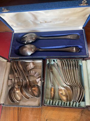 un lot de cuillères en argent et de cuillères dans une boîte