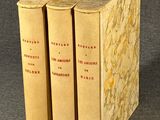 trois livres sont empilés sur une table
