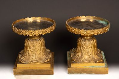 Paire de piédouches en bronze doré à palmettes. - Photo 1