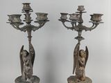 paire de bougeoirs anciens en bronze ornés d'anges