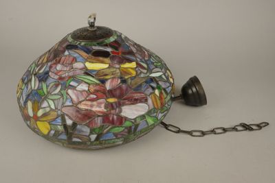 une lampe entourée d'une chaîne