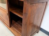 une armoire en bois surmontée d'un miroir