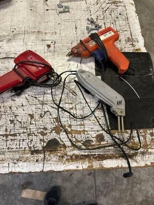 de nombreux outils qui traînent par terre