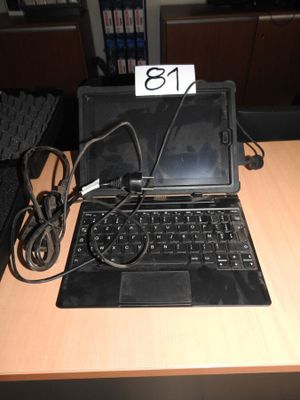un ordinateur portable posé sur une table sur laquelle figure un chiffre
