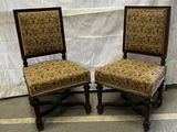 paire de chaises anciennes avec coussins rembourrés