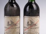 deux bouteilles de vin posées l'une à côté de l'autre sur une table