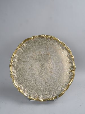 Plat chantourné en céramique craquelée, décor doré.