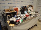 une table sur laquelle sont posés de nombreux appareils électroniques