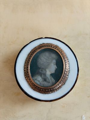 a picture of a picture of a woman in a picture frame