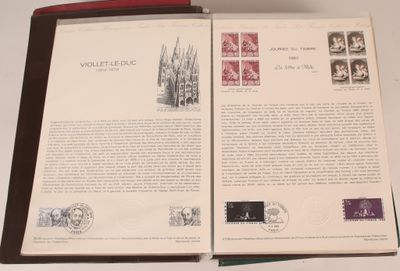 un livre ouvert avec des timbres, posé sur une table