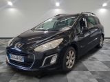 la voiture noire est garée dans le garage sur le sol en damier