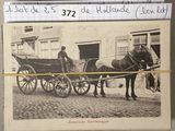 une photo en noir et blanc d'un cheval tirant une calèche