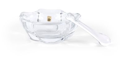 un saladier en verre contenant une cuillère et une cuillère dans le saladier