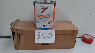 un pot de peinture posé sur une boîte en carton