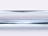un morceau de verre transparent posé sur une surface blanche