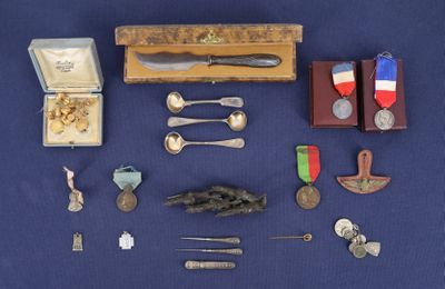 de nombreux objets posés sur une table bleue
