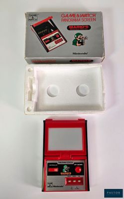 une console Nintendo dans une boîte posée sur une surface blanche