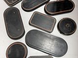beaucoup de plateaux noirs et marron posés sur une table