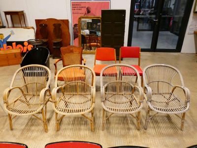 une pièce contenant beaucoup de chaises et de tables