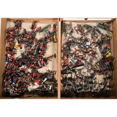 deux boîtes contenant un assortiment de petits soldats