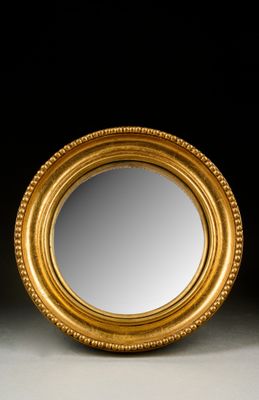 l'image d'un miroir encadré d'or posé sur une table