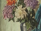 un tableau représentant des fleurs dans un vase en argent posé sur une table