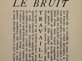 une image en noir et blanc représentant un vieux livre sur lequel figurent des inscriptions