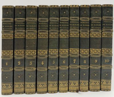 un coffret de sept livres ornés de dorures